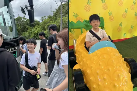 往名護鳳梨園的路邊，一整團的人排隊上遊覽車。到了園區，弟弟坐進鳳梨造型車。