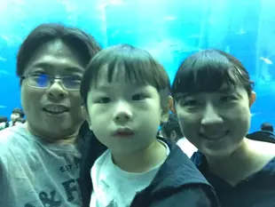 三個人擠進同一個畫面，背後是黑潮之海。