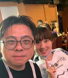 Steakhouse 88，七夕那晚。紙圍兜一穿上，四個人坐下來。