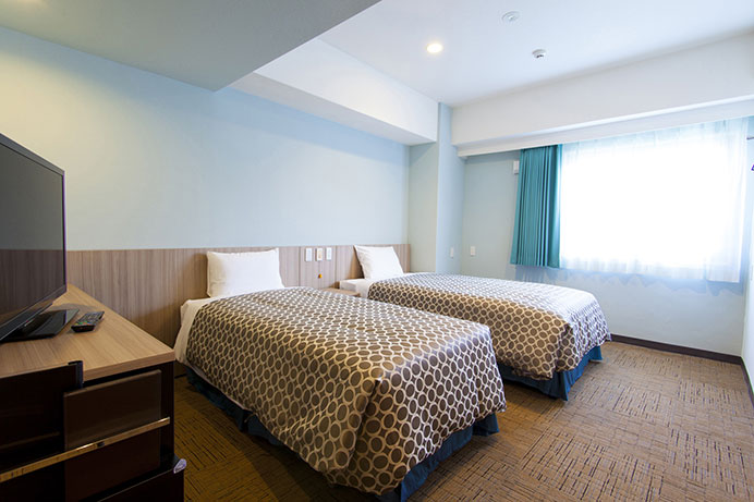Universal 無障礙房，房內走道與床位